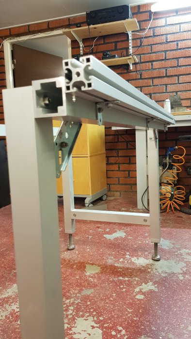 Modifierat bord med kortare storlek, stabiliserande vinklar från Ikea och monterad aluflex-skena.