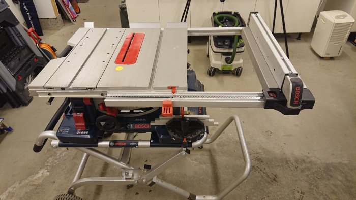 Bosch bordsåg med mätutrustning i ett verkstadsrum.