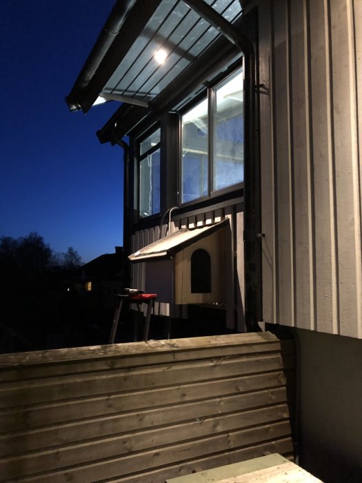 Kattlucka uppskruvad på ett hus nära ytterdörr, väntar på installation i vägg.