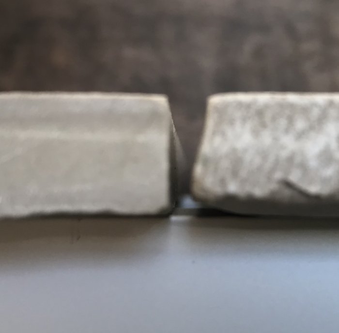 Mindre kakelplatta till vänster och större med fasad kant till höger visar skillnaden i fogbredd.