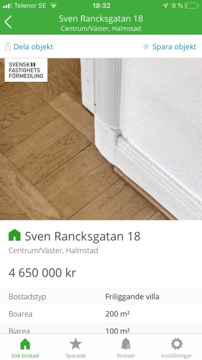 Ojämnt målade vita dörrfoder och nötta trägolv som indikerar delvis slitage.