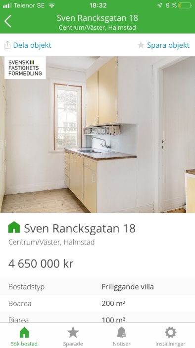 Äldre, slitet kök med ljusgula skåp och vita väggar i behov av renovering.