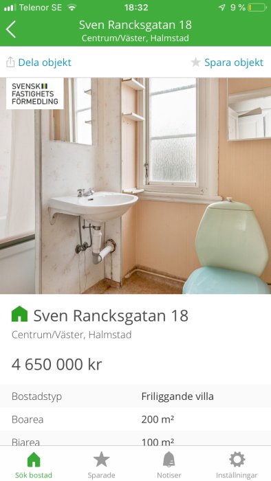 Gammaldags badrum med beige vägg, vit handfat och grön toalettstol, behov av renovering.