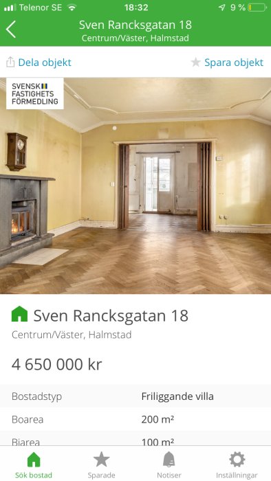 Gammalt rum med slitet trägolv och behov av renovering, öppen spis och gula väggar.