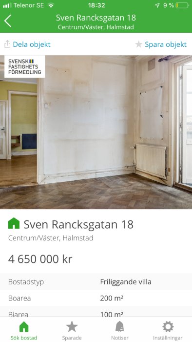 Orenoverat rum med sliten vägg och gammalt trägolv i behov av renovering.