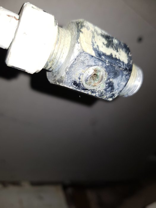 Gamla balufix-ventil i källartak utan kopplad slang, sitter i klen rörinstallation.