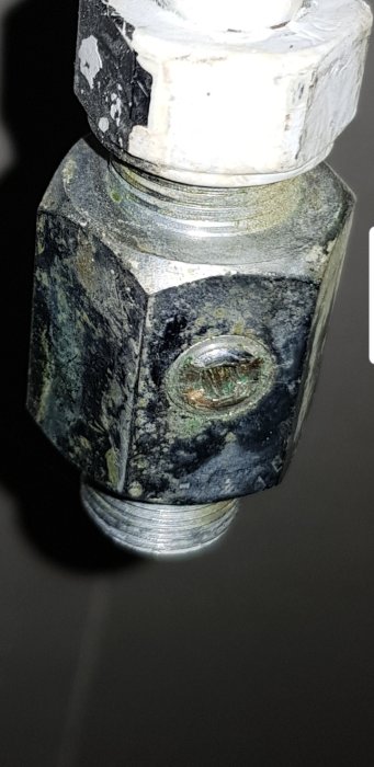 Närbild på en mässing balufix med potentiellt insexhål i botten, slitage och ingen synlig packning.