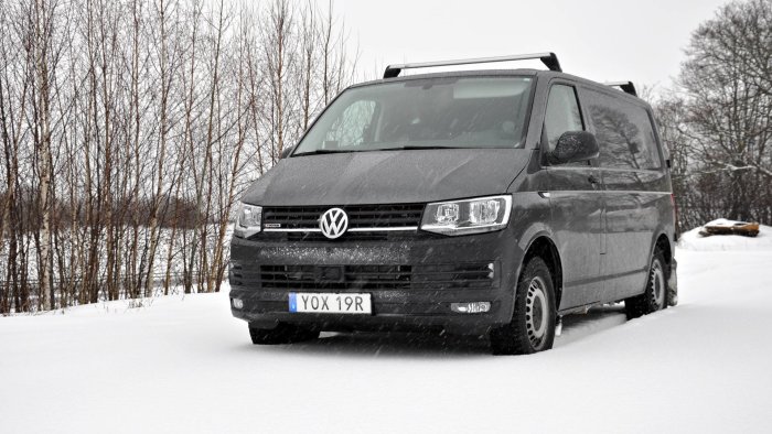 Volkswagen Transporter parkerad i snölandskap vilket illustrerar diskussion om resekostnader.