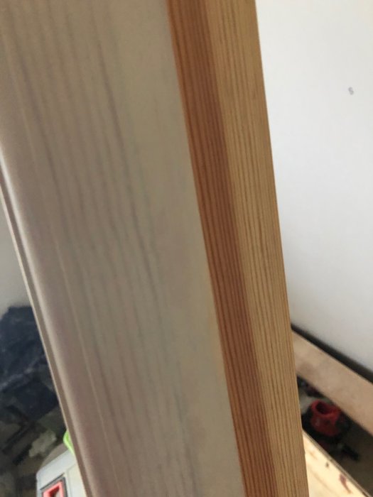 Måttbeställd dörrkarm av trä i snickerikvalitet installerad i ett hem.