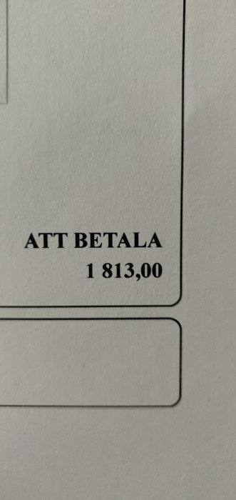 Del av faktura med slutsumman "ATT BETALA 1 813,00" i fokus.