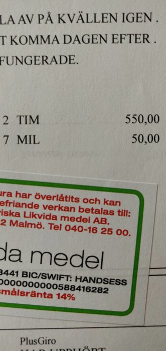 Del av faktura med debiterade timmar och mil, samt betalningsinformation och dröjsmålsränta.