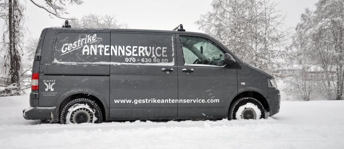 Dieseldriven servicebuss för antennservice parkerad i ett snölandskap.