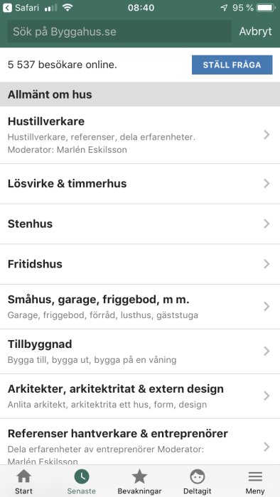 Skärmdump av ett byggforum med kategorier som hustillverkare, lösvirke och arkitekter på en smartphone.