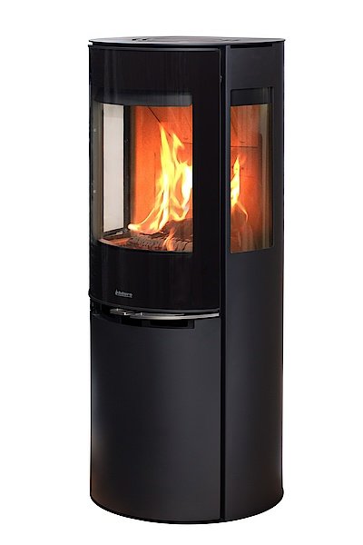 Svart fristående kamin med synlig eld genom glaslucka, modell liknande beskriven Aduro 9:5.
