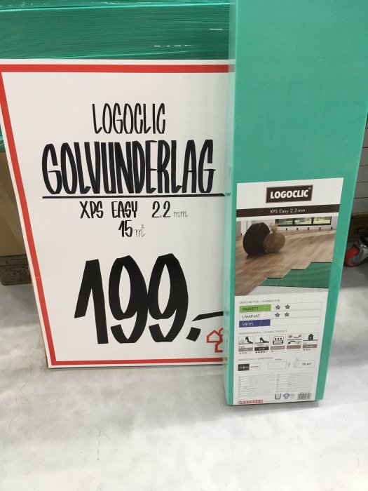 Förpackning av LOGOCLIC golvvunderlägg XPS Easy 2.2 mm på ett butiksgolv, med prisskylt.