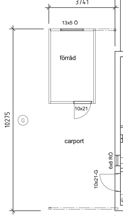 Ritning av en carport ansluten till hus med måttangivelser och en markerad del för förråd.