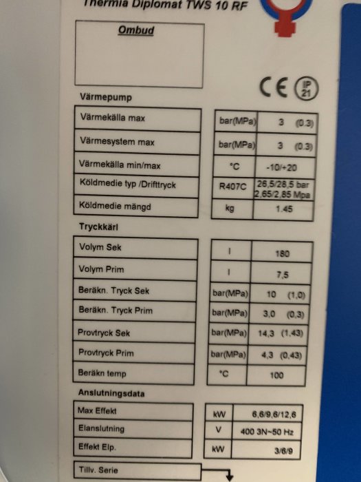 Etikett med tekniska specifikationer för en värmepump, inklusive max effekt och anslutningsdata.