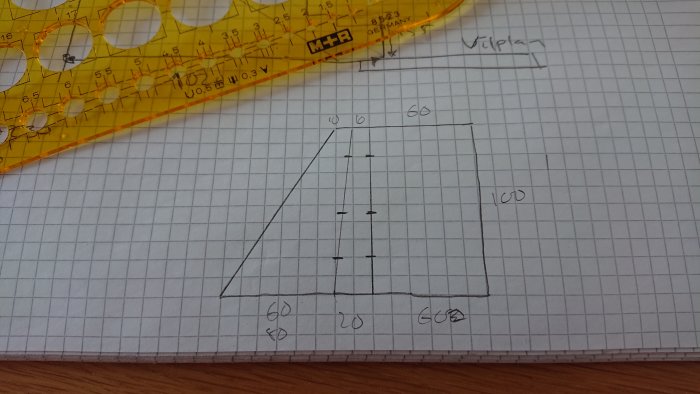 Handritad skiss av en trähylldel med märkta mått och markeringar för domino-fogar på rutigt papper.