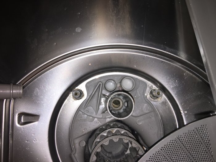 Bild på insidan av en tvättmaskins trumma utan uppenbara blockeringar, med ett synligt avtaget plaströr.