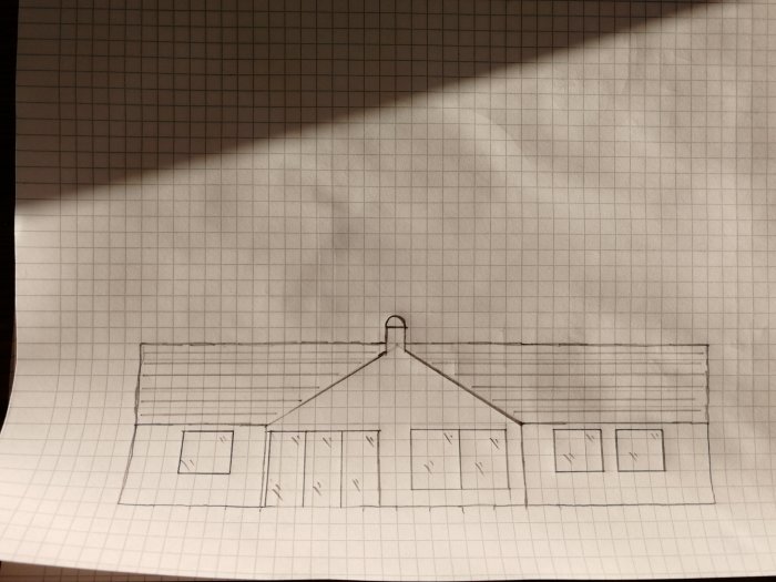 Handritad skiss på husets baksida med mått, ritad på rutpapper.