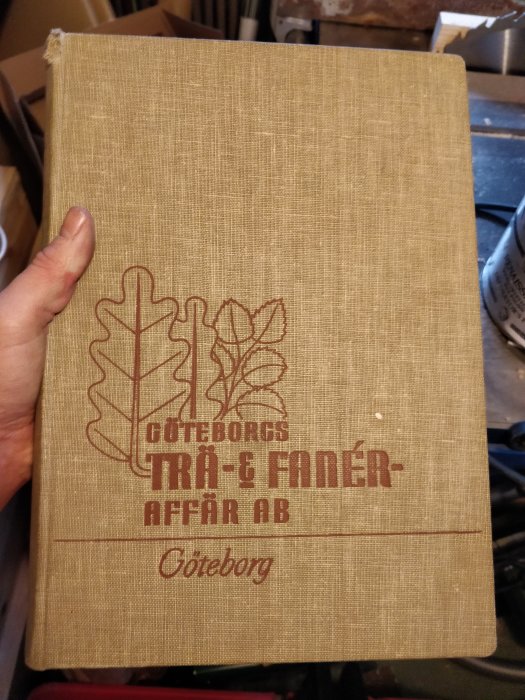 Gammal verktygskatalog med texten "Göteborgs Trä- & Färn-Affär AB Göteborg" på omslaget.