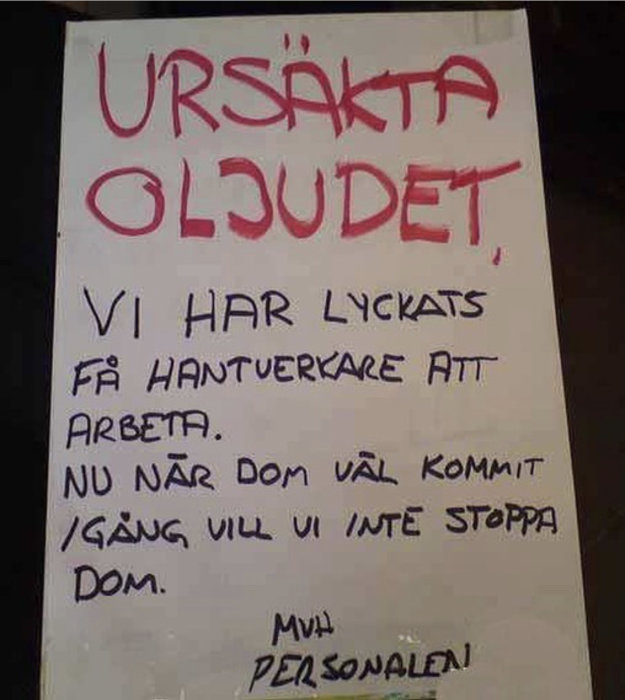 Skylt med texten "Ursäkta oljudet, vi har lyckats få hantverkare att arbeta. Nu när dom väl kommit igång vill vi inte stoppa dom. Mvh Personalen".