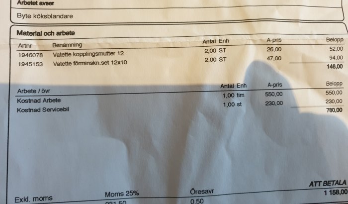 Faktura för byte av köksblandare med detaljerad kostnadsuppdelning för material och arbete.