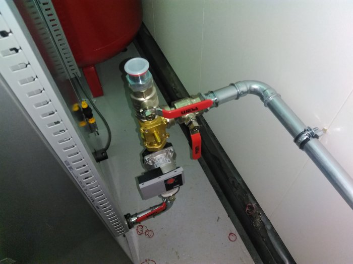 VVS-installation med rör, ventiler och mätare i teknikrum.
