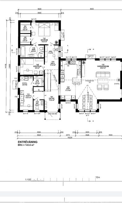 Arkitektritning av en entrévåning med planlösning och mått för ett hus.