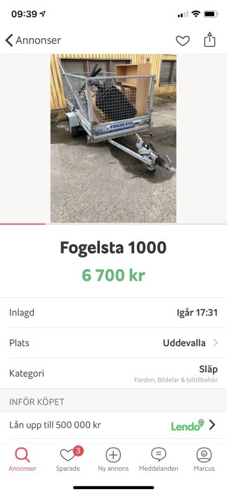 Begagnat Fogelsta 1000 släp med nätgrind och en dörr, parkerat utomhus, annonserat för 6700 kr.