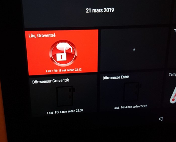 Gränssnitt för hemautomation visar status för låst dörr och dörrsensorer.
