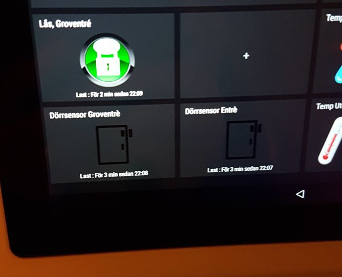 Skärmbild av hemautomationssystem som visar status för lås och dörrsensorer.