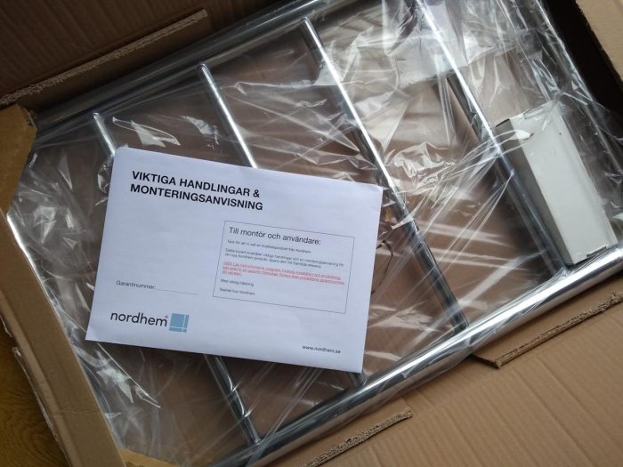 Ny, oanvänd produkt i öppnad förpackning med monteringsanvisning synlig.
