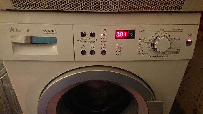 Bosch Avantixx 7 tvättmaskin med programinställningar och digital display som visar 0:01.