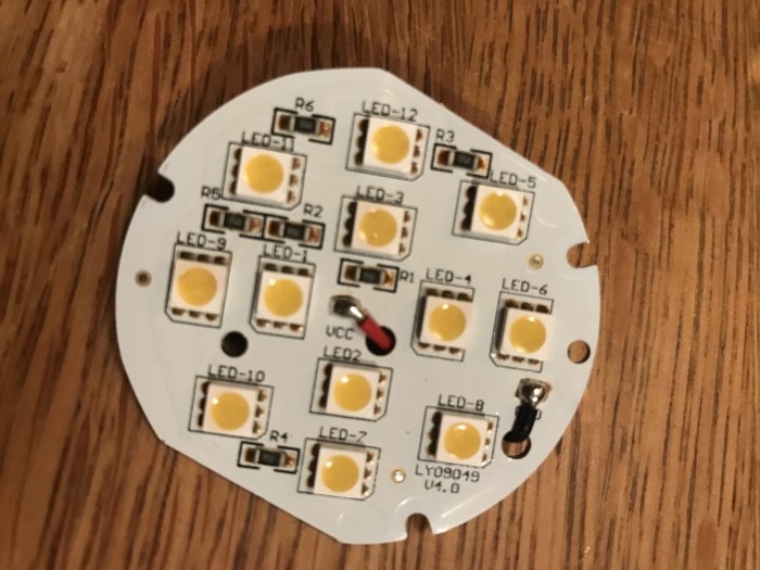 En defekt dimbar LED-spotplatta med 12 dioder, ca 50mm diameter, för inbyggnad i köksskåp.