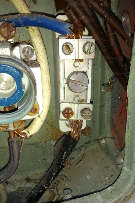 Elektrisk fördelningslåda med synlig nollskruv och löst fästa kablar samt bristfällig jordfläta.