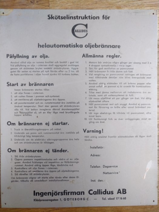 En skötselinstruktion för helautomatiska oljebrännare med rubriker som "Påfyllning av olja" och varningar på en vägg.