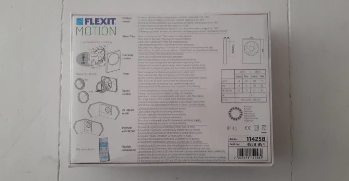 Oöppnad förpackning av Flexit Motion ventilationsfläkt med specifikationer och installationsguide.