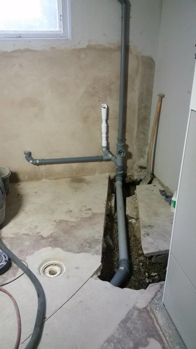 Ombyggnation av rörledningar för köksavlopp och planerade utrymmen för vitvaror i ett renoveringsprojekt.