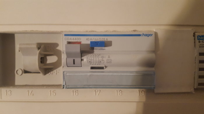 Jordfelsbrytare i elsäkerhetspanel med utlöst brytare och tydliga etiketter.