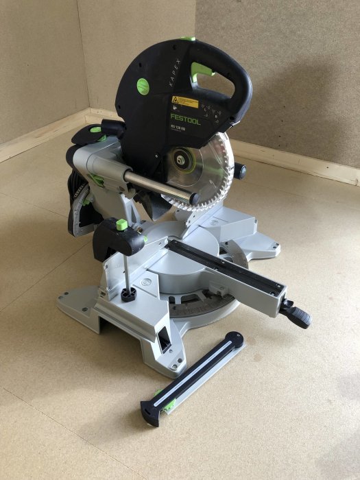 Festool Kapex KS120 EB geringssåg i fint skick till salu, visas upp på ljust golv mot neutral vägg.