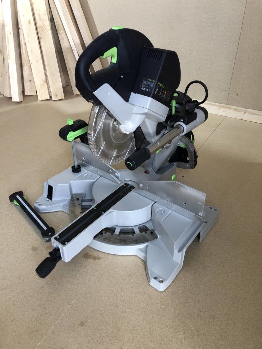 Festool Kapex KS120 EB geringssåg i bra skick till salu, med synliga sågklingan och trämaterial i bakgrunden.