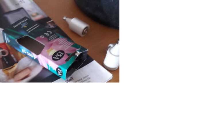 Slöddad förpackning och en utdragen säkring på ett bord.