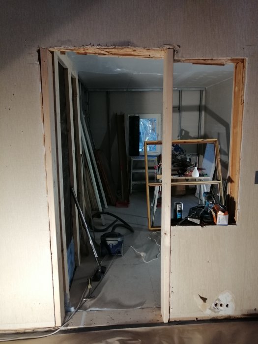 Nyuppfrätt dörrhål med stöttande reglar i en pågående utbyggnad av hus.