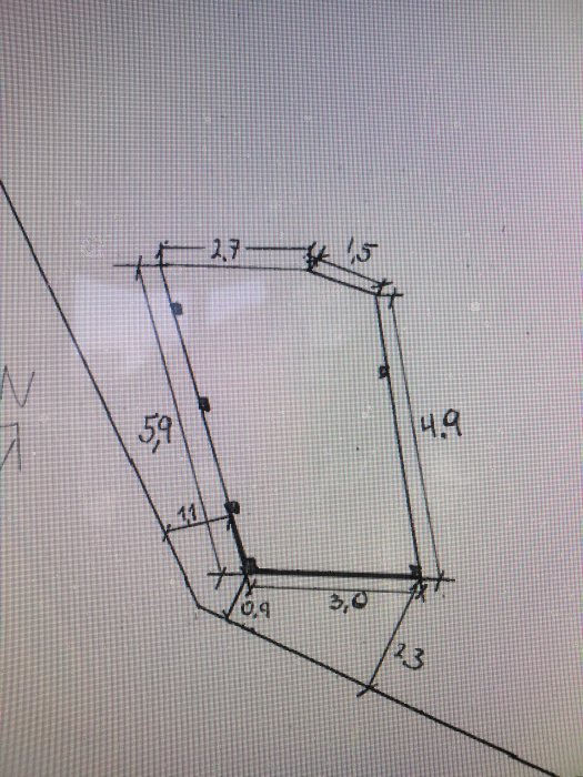 Ritning av en oregelbunden attefalls carport med måttangivelser och en markerad vinkel på 59 grader.