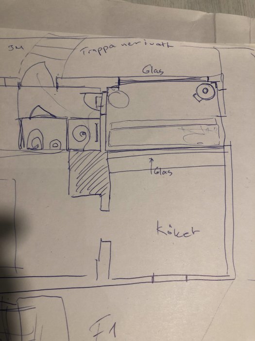 Handritad skiss över planlösningen för en ombyggnad med bastu, glasvägg och kök.