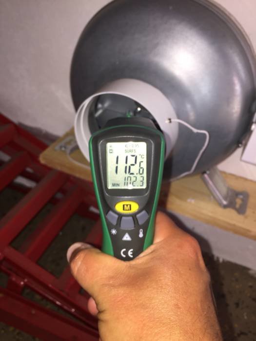 Infraröd termometer som visar 42,6 grader Celsius vid ventilationsöppning.