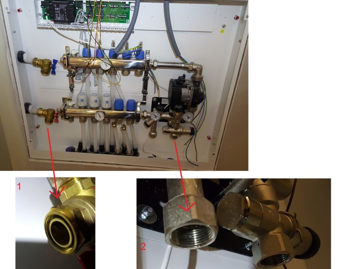 Golvvärmeskåpets insida med kopplingar märkta 1 och 2, varav 1 är en mässingskoppling och 2 en invändig G20-koppling.