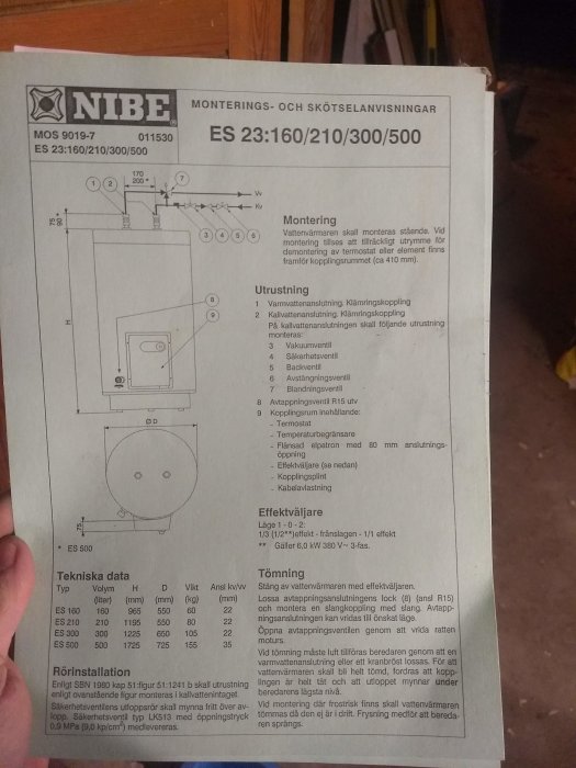 Instruktionsblad för montering och skötsel av NIBE vattenvärmare visande diagram och tekniska data.