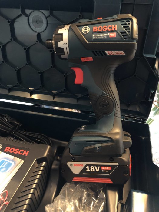 BOSCH professionell skruvdragare i en verktygslåda redo för användning.